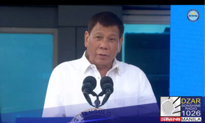 Personal na sinalubong ni Pangulong Rodrigo Duterte ang dumating na higit 3 milyong dosis ng Moderna COVID 19 vaccines sa Villamor Airbase, Pasay City.